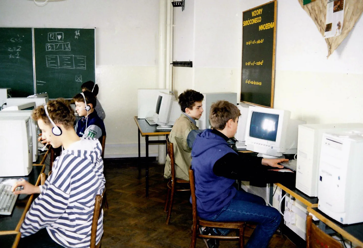 Students at computers in a school computer lab, 2001 – where CentrumXP began