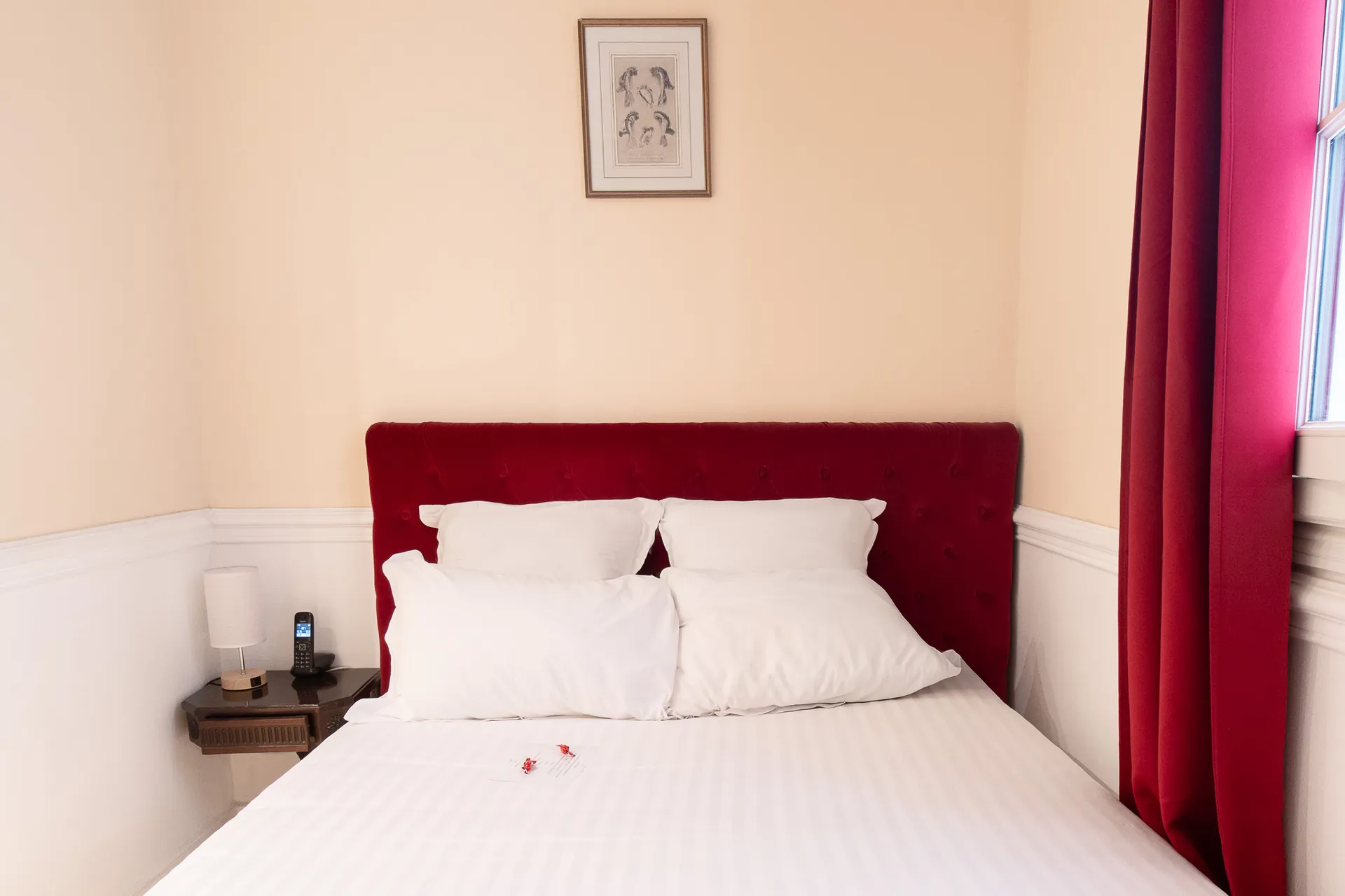 Chambre Solo avec tête de lit en velours rouge, Hôtel Claude Bernard Saint-Germain