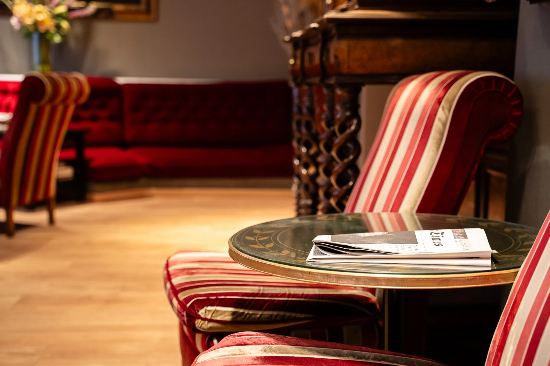 Fauteuils rayés du salon, Hôtel Claude Bernard Saint-Germain