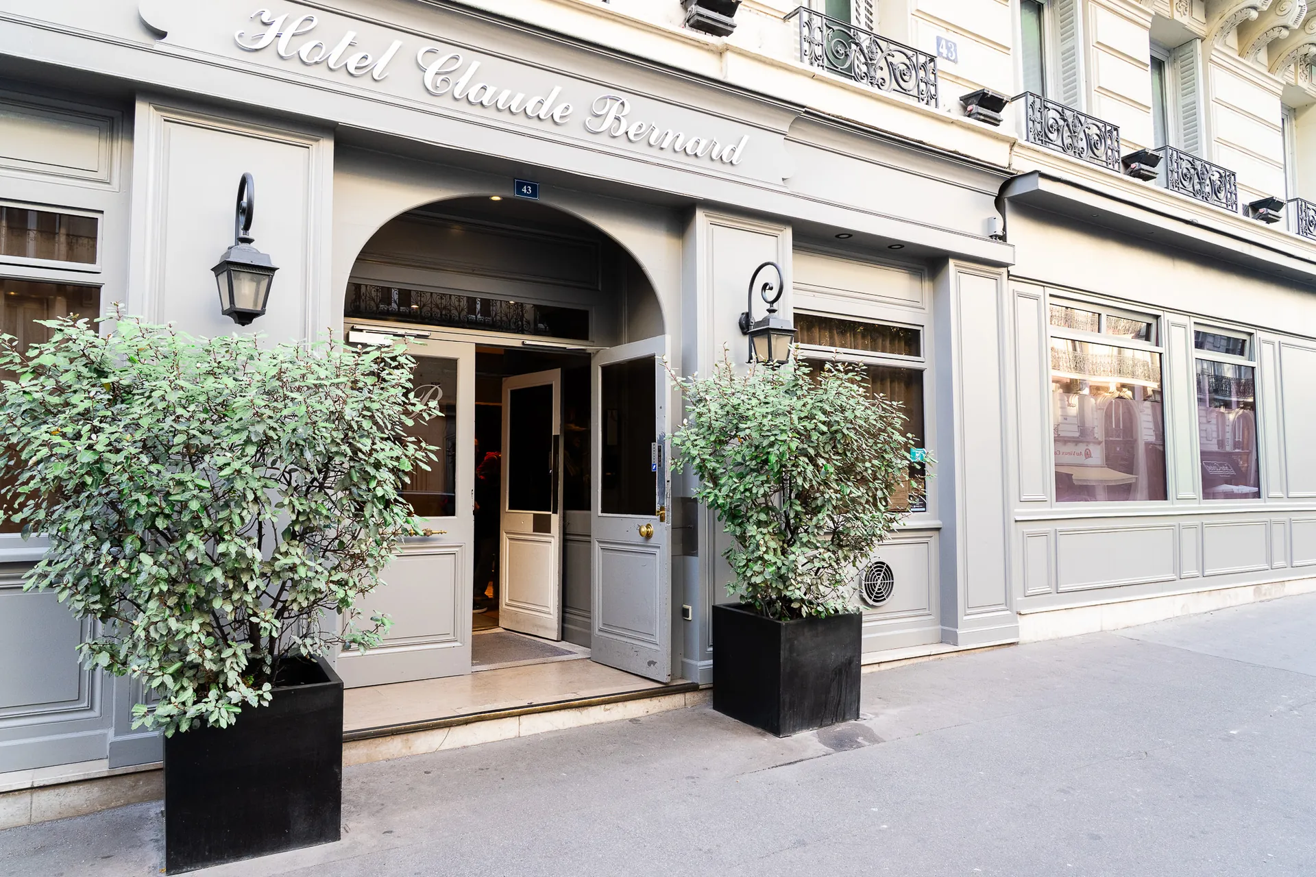 Entrée de l'hôtel, 43 rue des Écoles, Hôtel Claude Bernard Saint-Germain