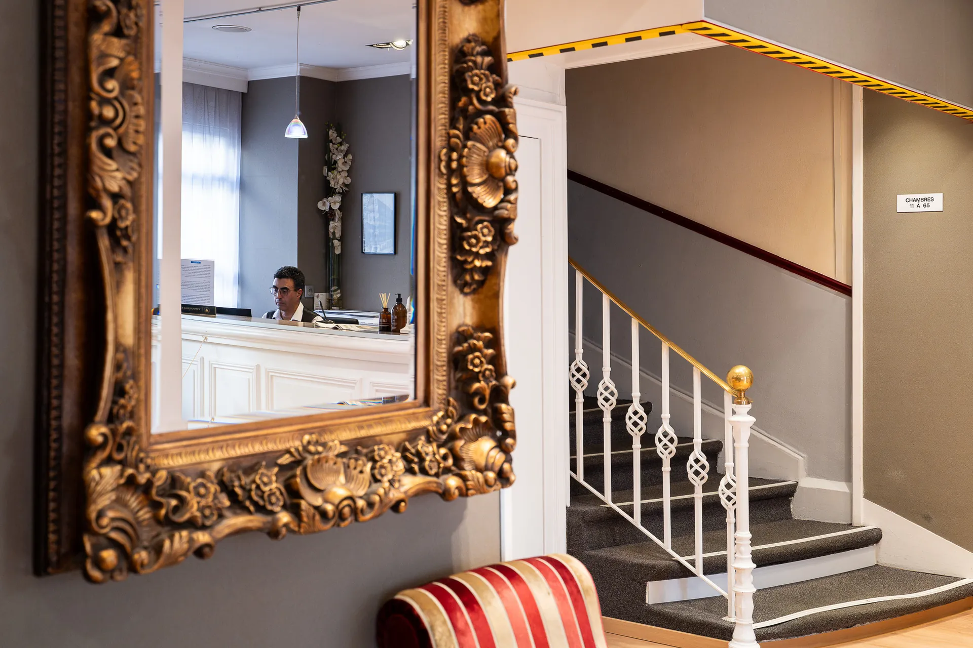 Miroir doré et escalier du salon, Hôtel Claude Bernard Saint-Germain