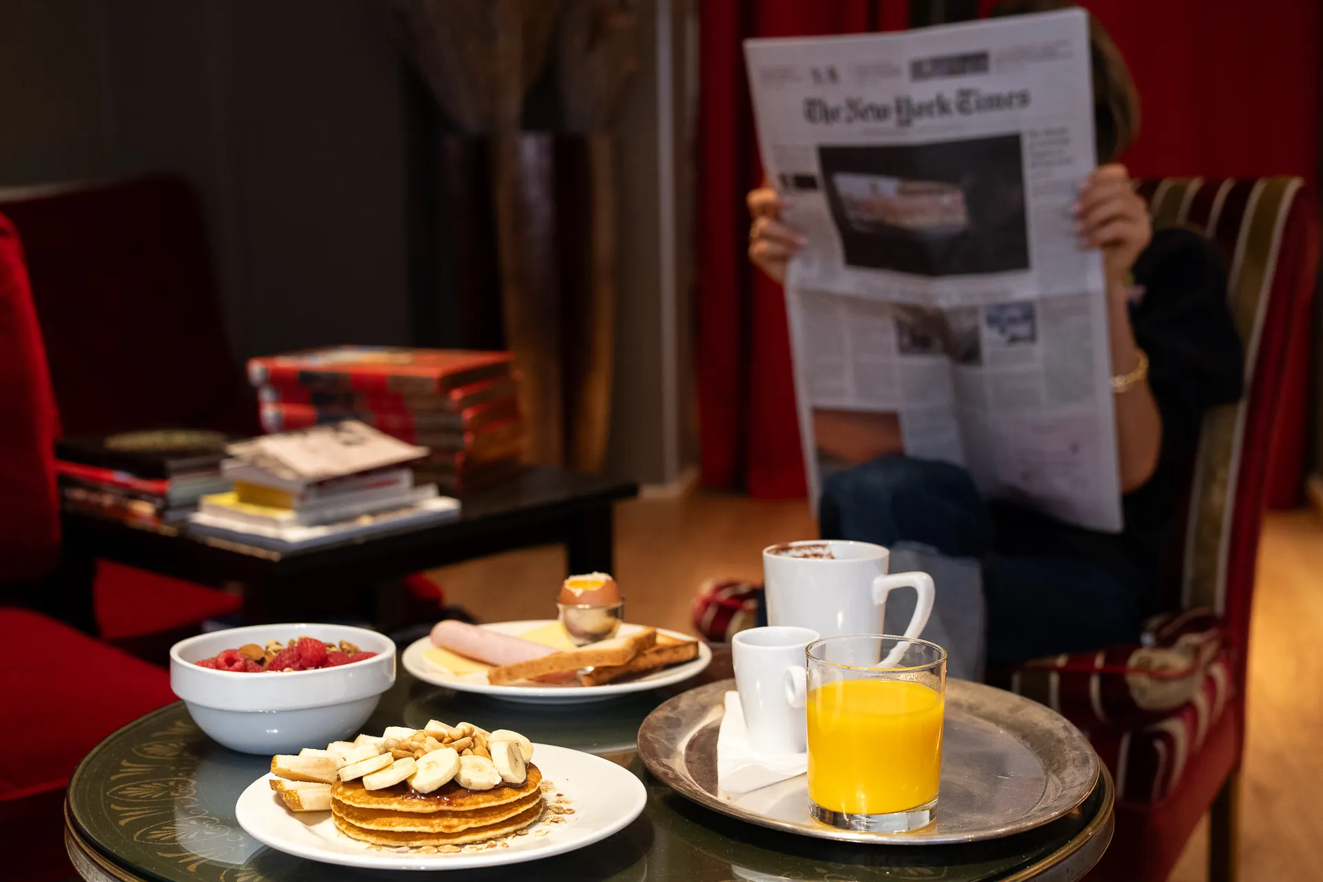 Petit-déjeuner et journal dans le salon de l'hôtel