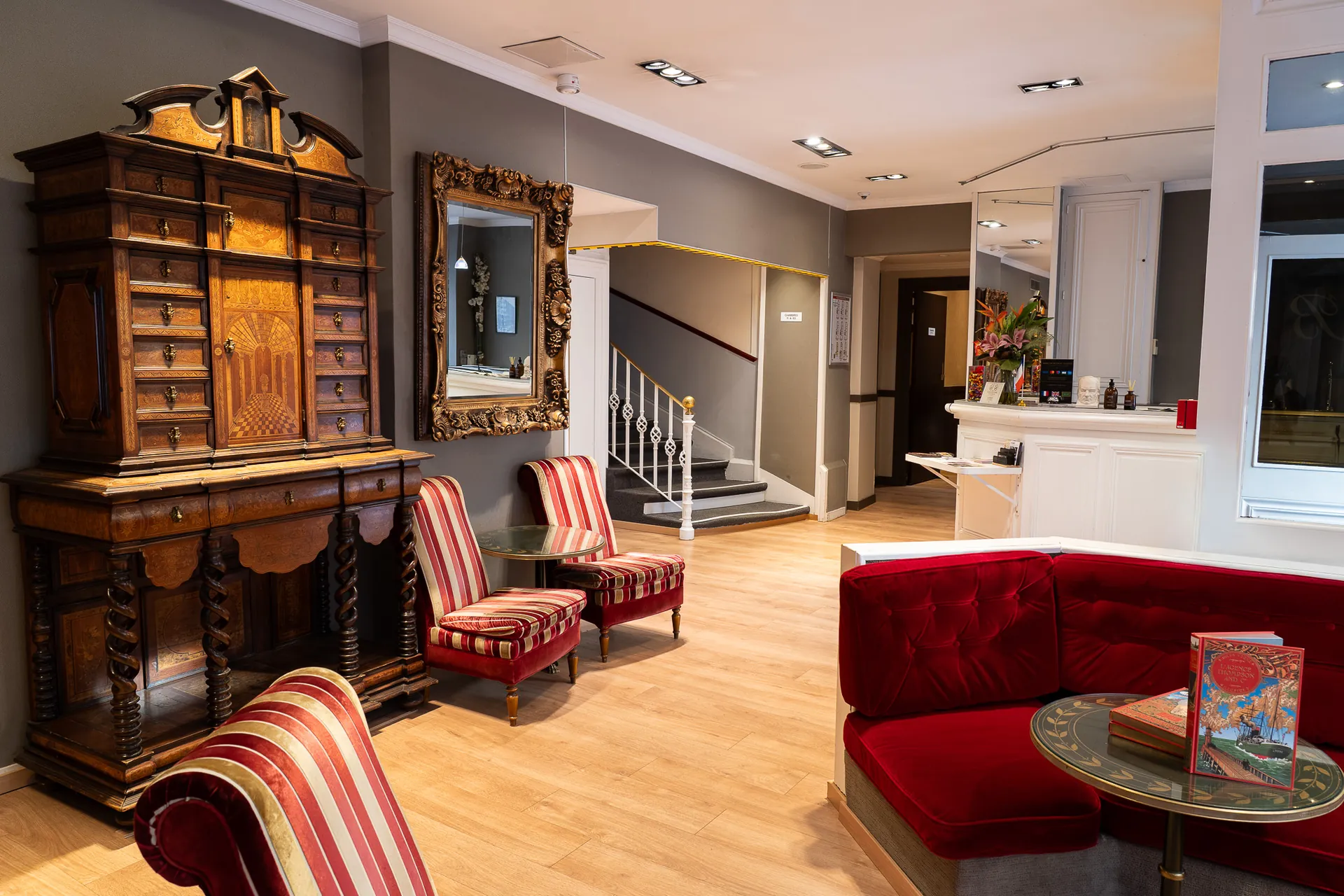 Salon et réception de l'hôtel