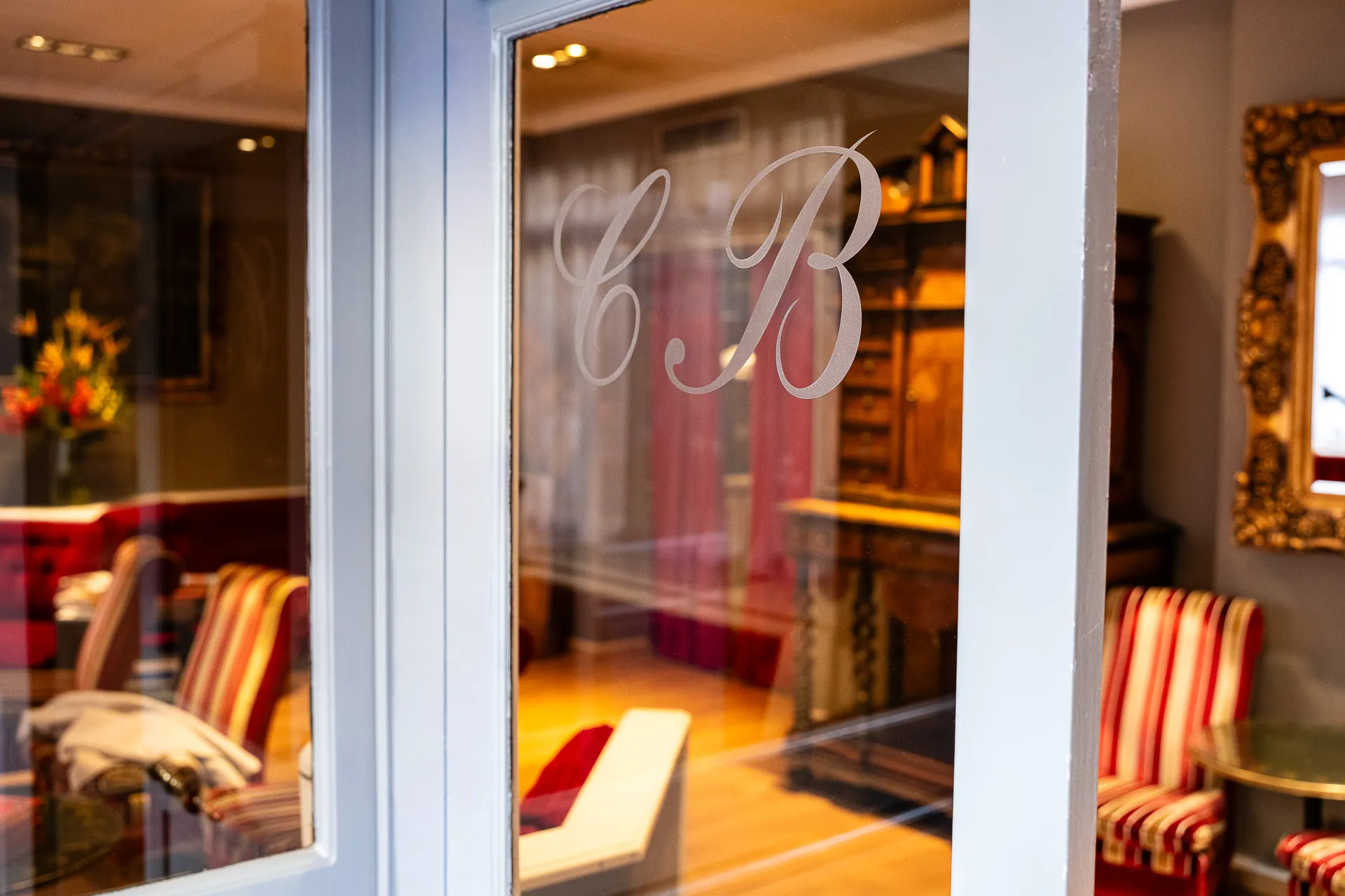 Porte vitrée au monogramme CB donnant sur le salon, Hôtel Claude Bernard Saint-Germain