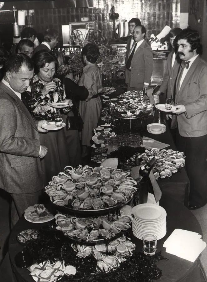 Intérieur de la brasserie La Paix en noir et blanc, histoire du 43 rue des Écoles