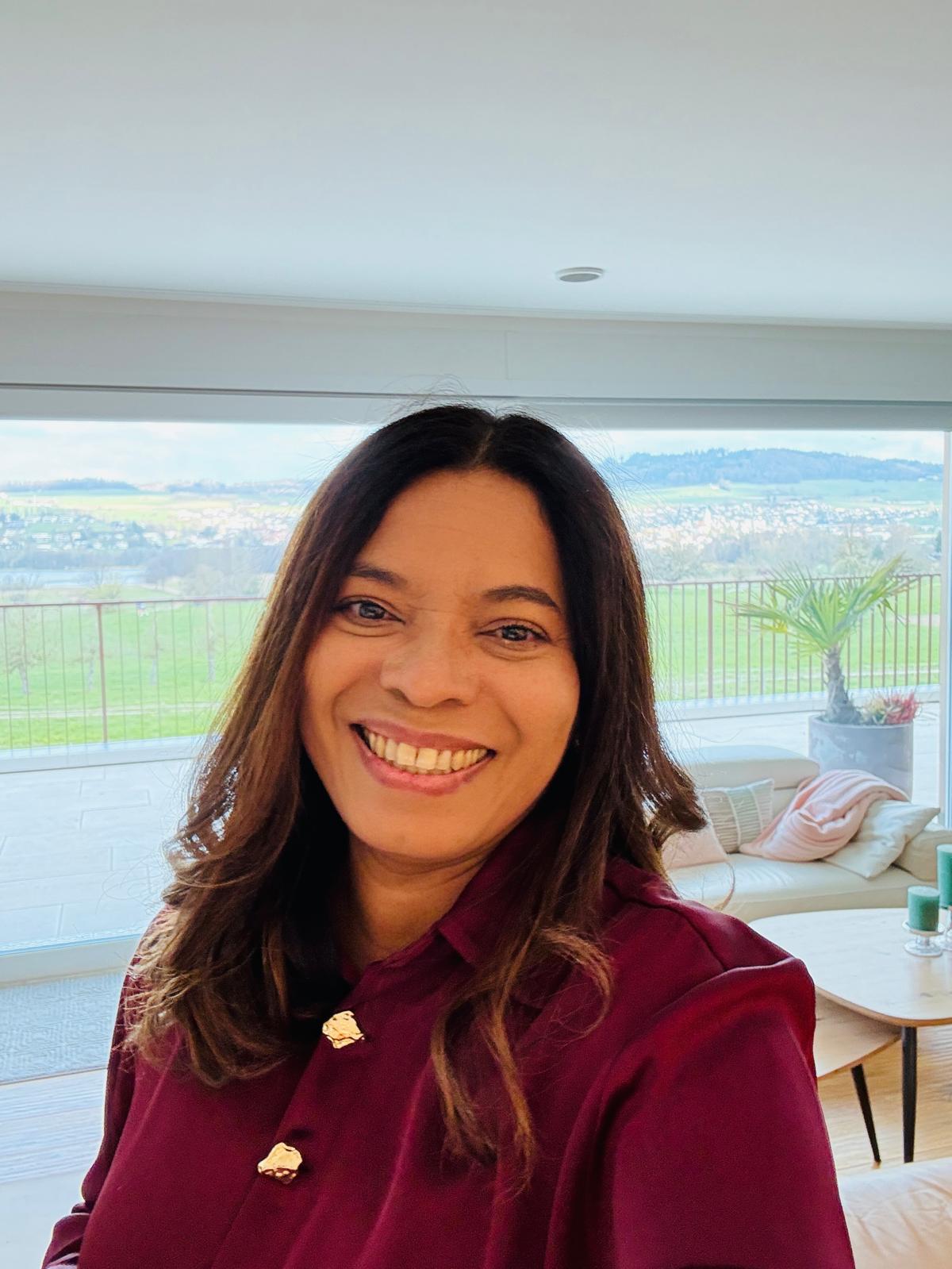 Maribel Ternera en su casa en Suiza