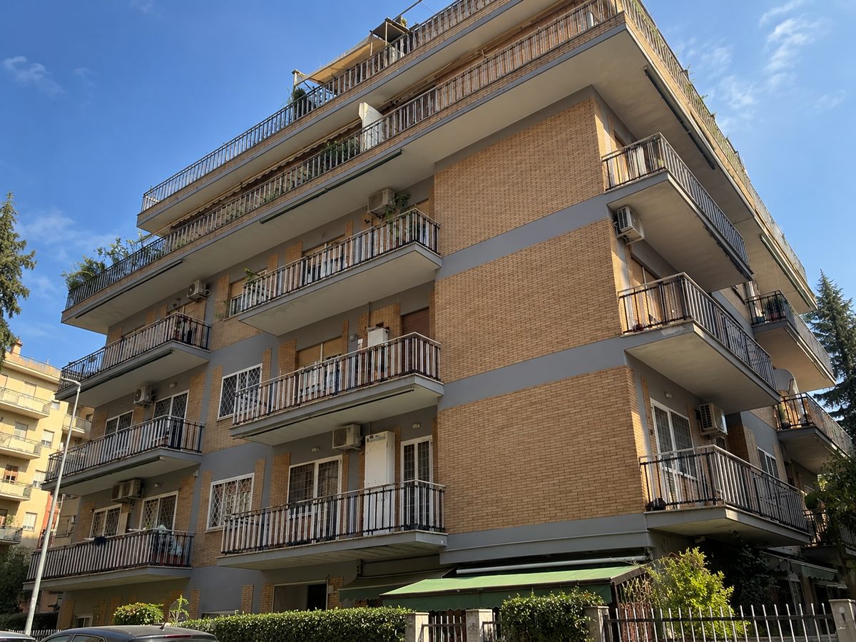 Palazzina in mattoni con balconi