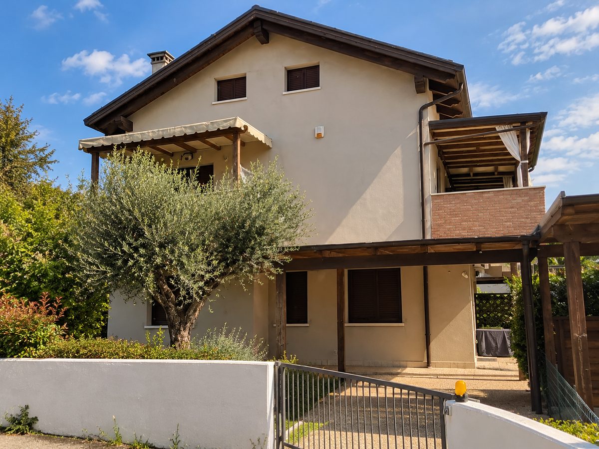 Villetta con ulivo, portico in legno e cancello