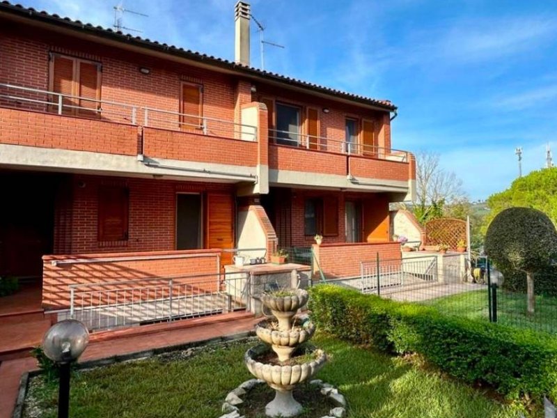 Villetta a schiera in mattoni con giardino e fontana