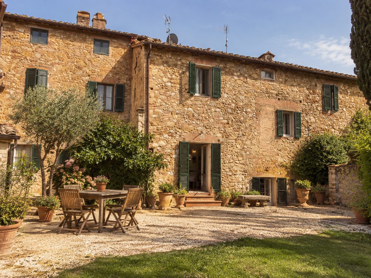 Casale in pietra con cortile, ulivo e tavolo in giardino