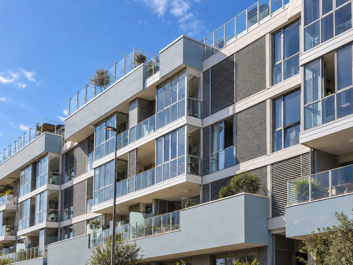 Residenza moderna con balconi in vetro e terrazze sul tetto