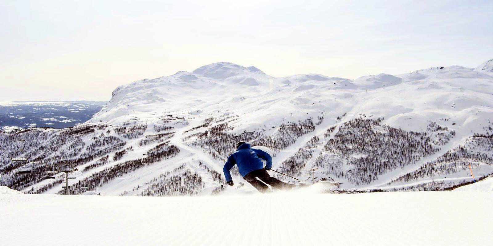 Skiër op een geprepareerde piste