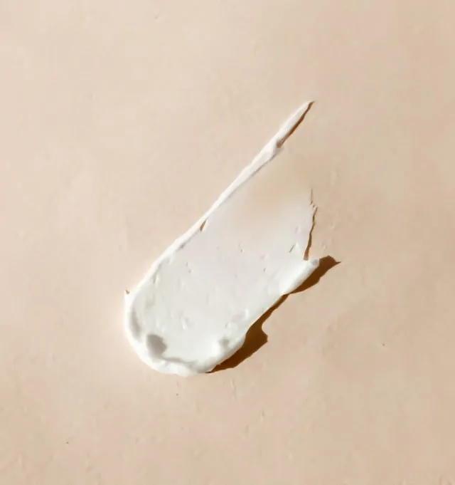 Texture de crème cosmétique sur fond beige