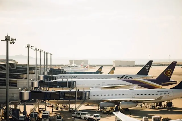 Avions stationnés aux portes d’un aéroport
