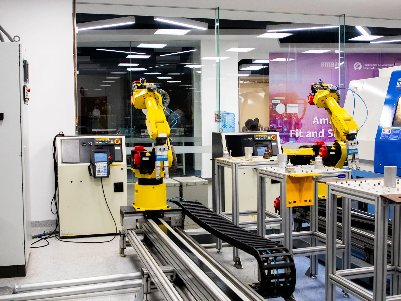 Bras robotisés dans un atelier de production
