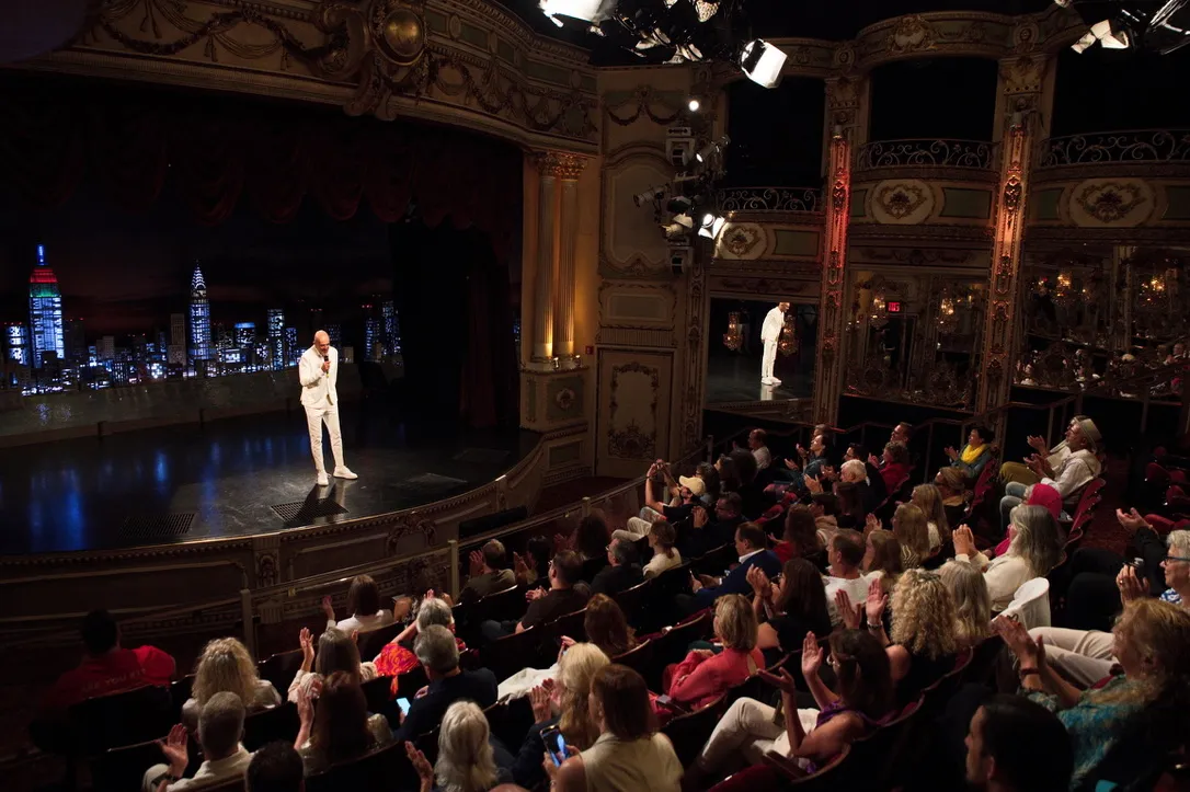 Ricardo auf der Bühne eines Theaters vor dem Publikum im Saal