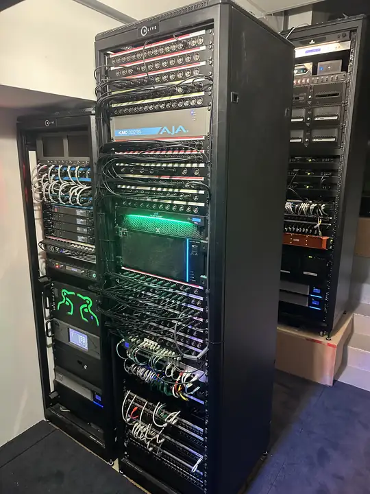 Baies techniques du studio : switchs UniFi raccordés en fibre