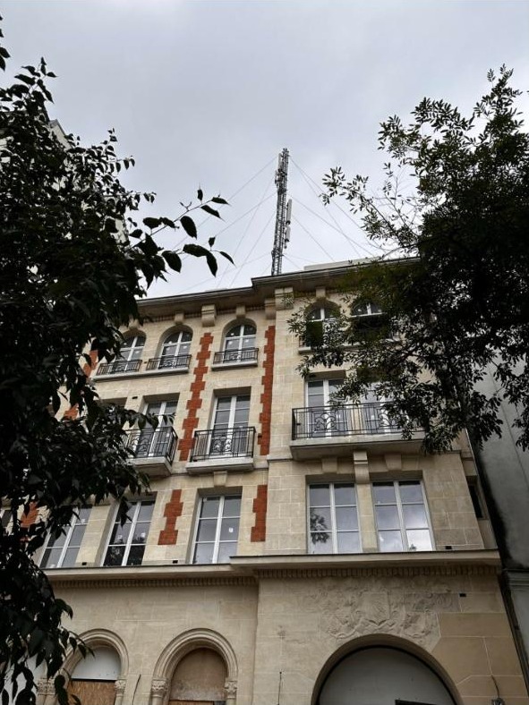 Avant le chantier : l'immeuble ancien du studio, en cours de rénovation