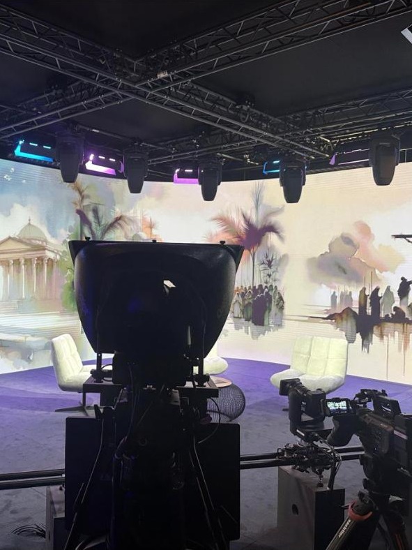 Après le chantier : le studio média en diffusion, caméras sur le plateau