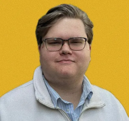 Portret van Sem van der Wal op gele achtergrond
