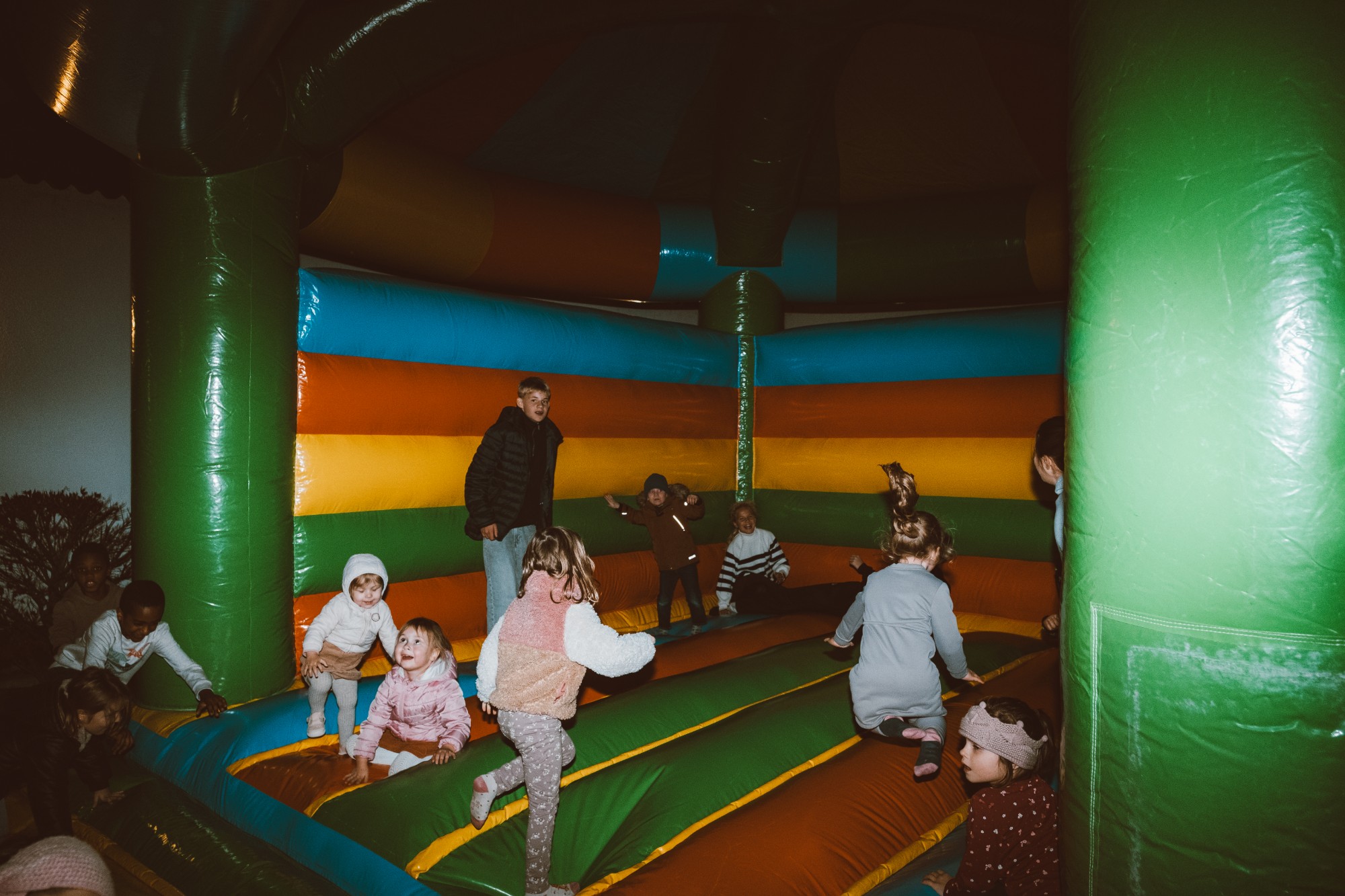 Kinder toben und springen in einer bunten Hüpfburg beim Lichterfest der EBBP Pfungstadt