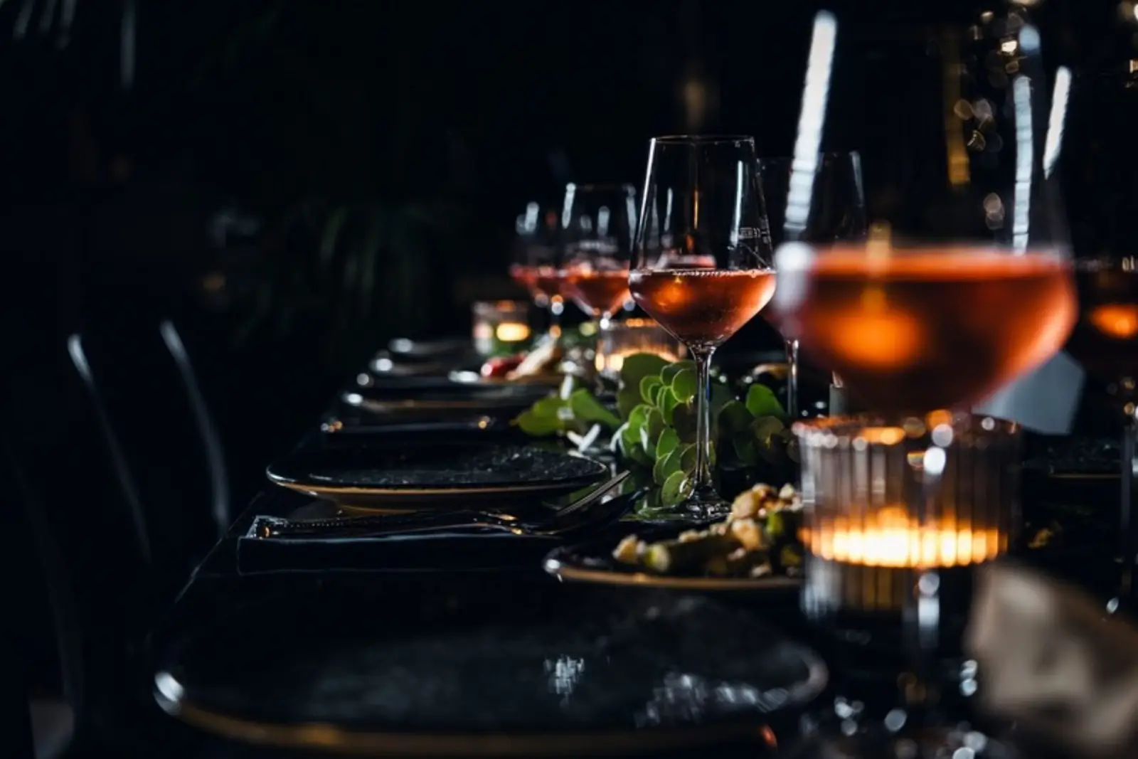 Lange Tafel mit Kerzenlicht