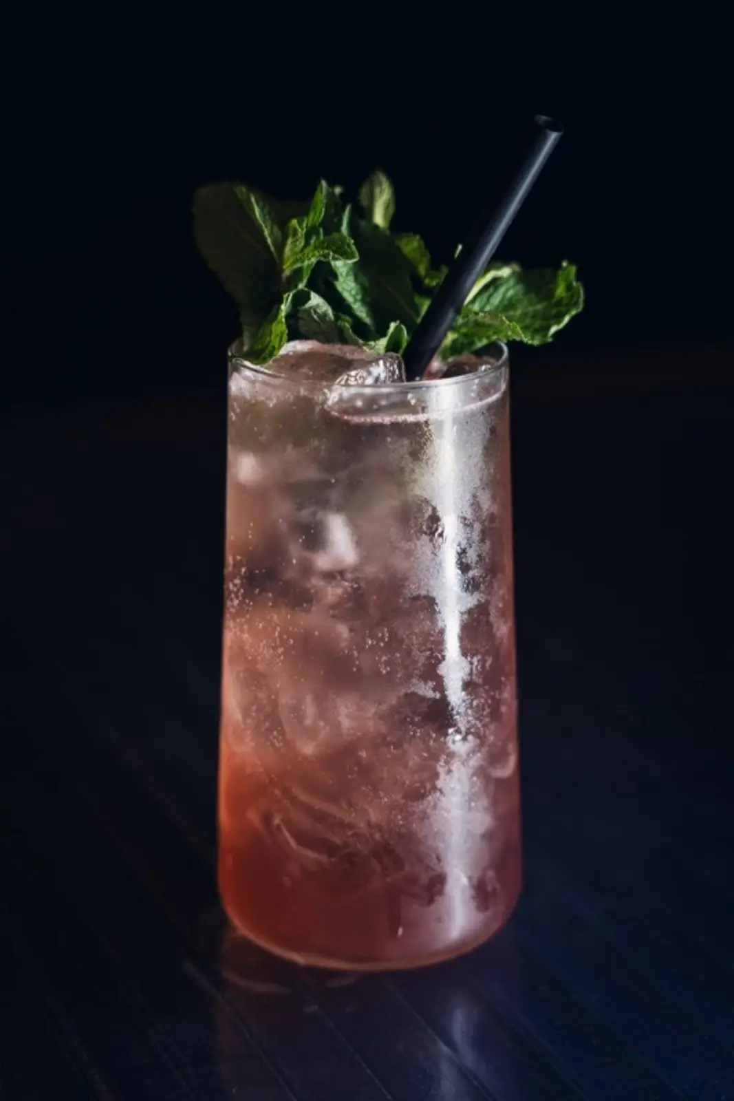 Roter Longdrink mit Minze