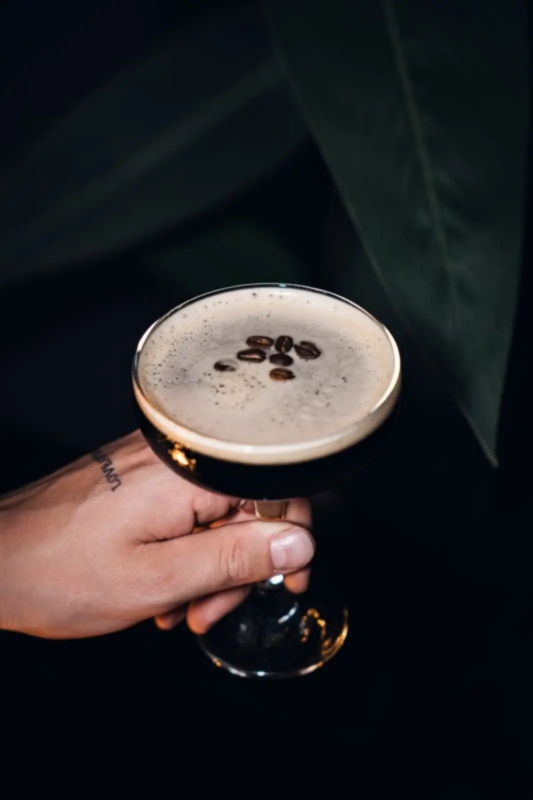 Espresso Martini in der Hand