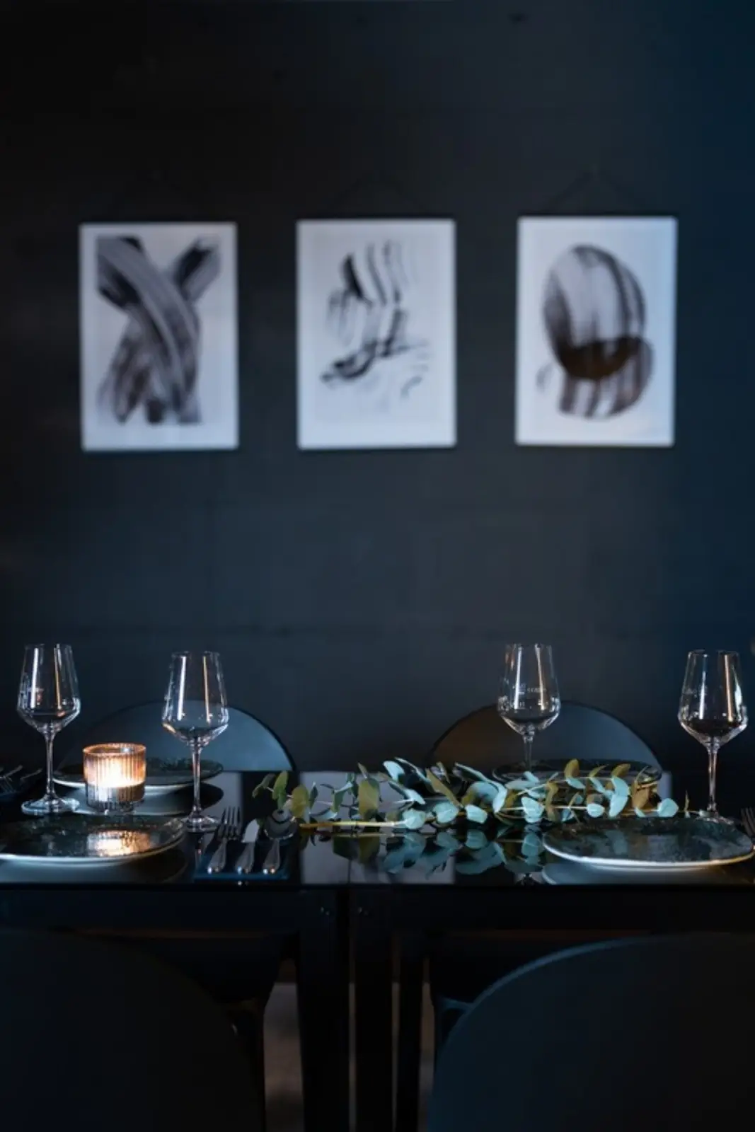 Gedeckte Tafel unter Kunstdrucken