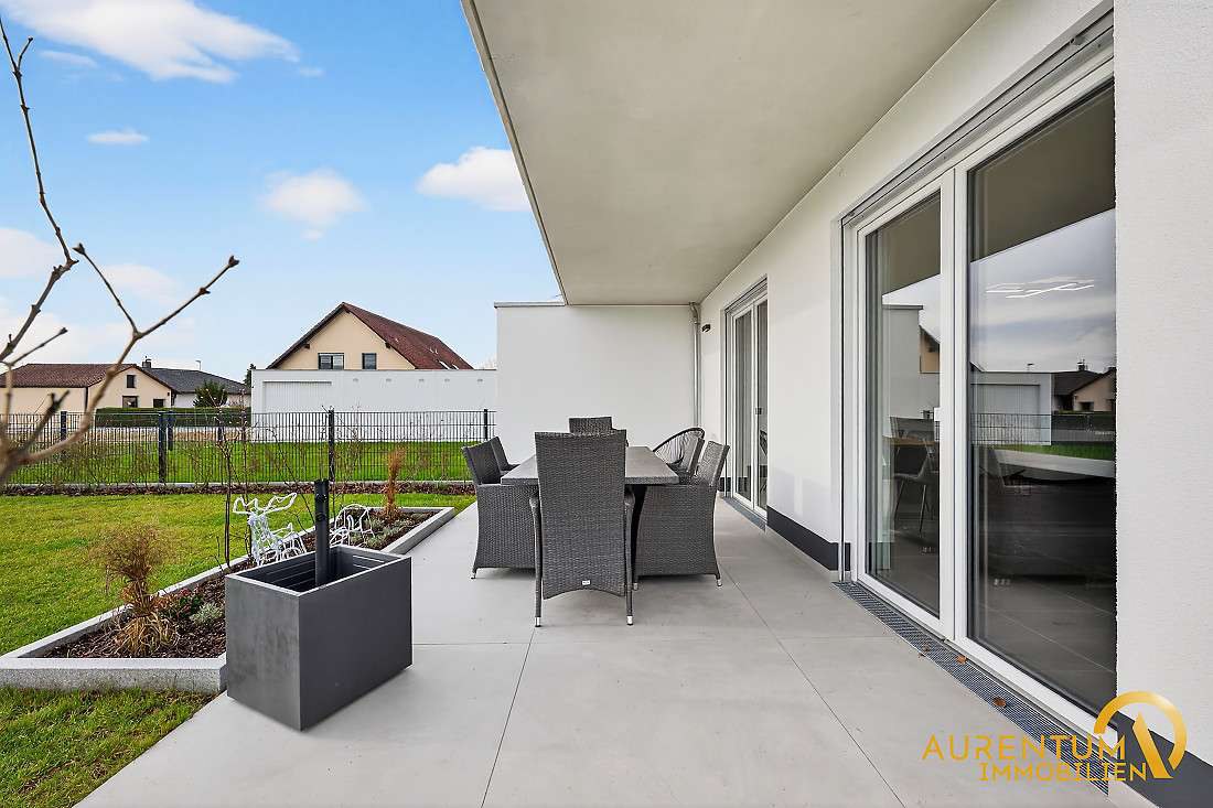 Überdachte Terrasse einer Musterwohnung als Beispiel für die Erdgeschosswohnungen