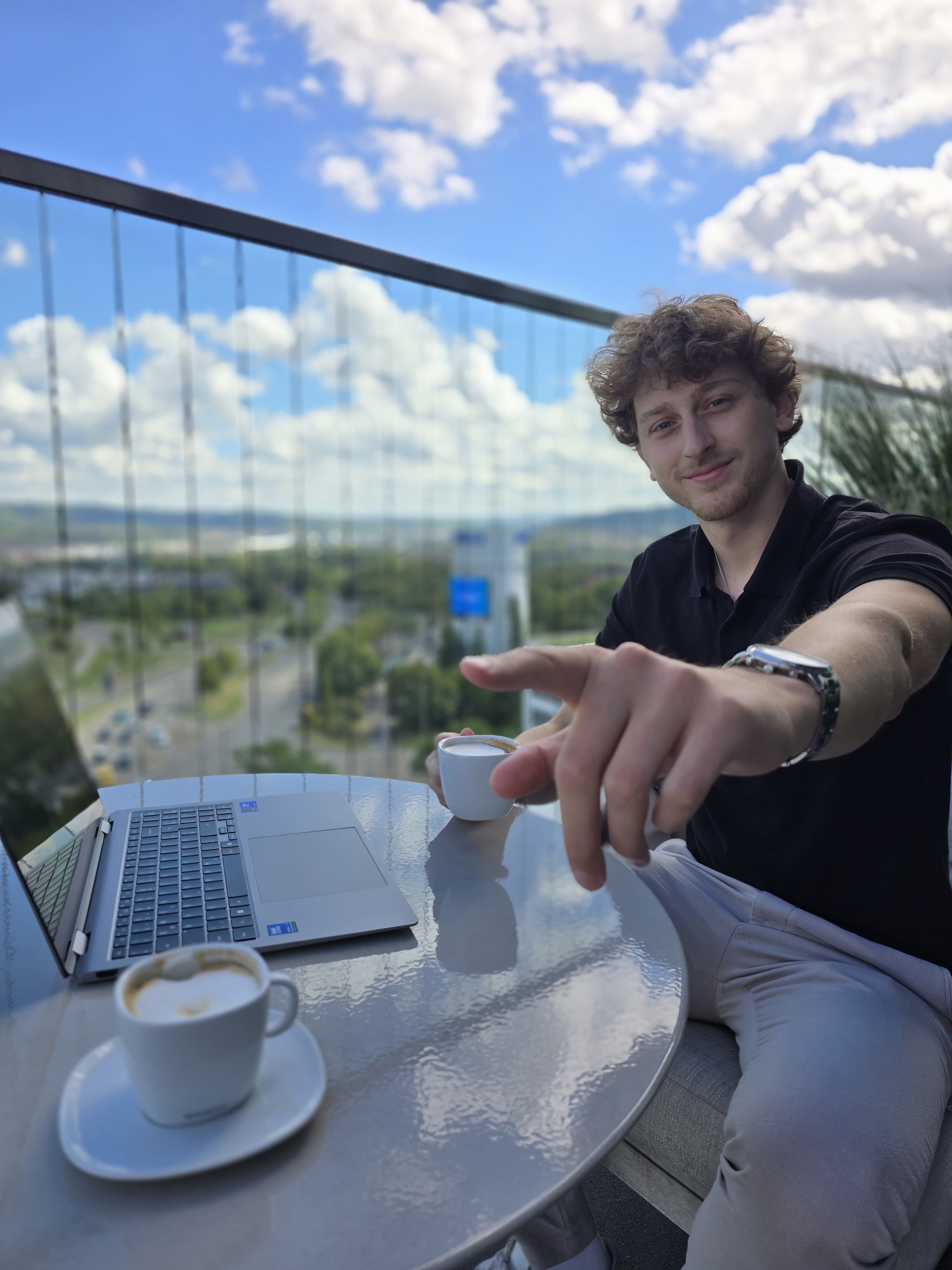 Teammitglied bei gemeinsamer Arbeit und persönlicher Entwicklung