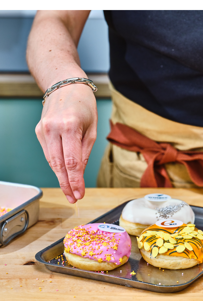 Van logo naar glazuur: het atelier achter een merkdonut