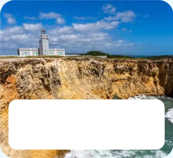 Faro Los Morrillos sobre los acantilados de Cabo Rojo