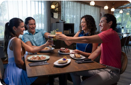 Familia compartiendo una mesa de restaurante en Joyuda