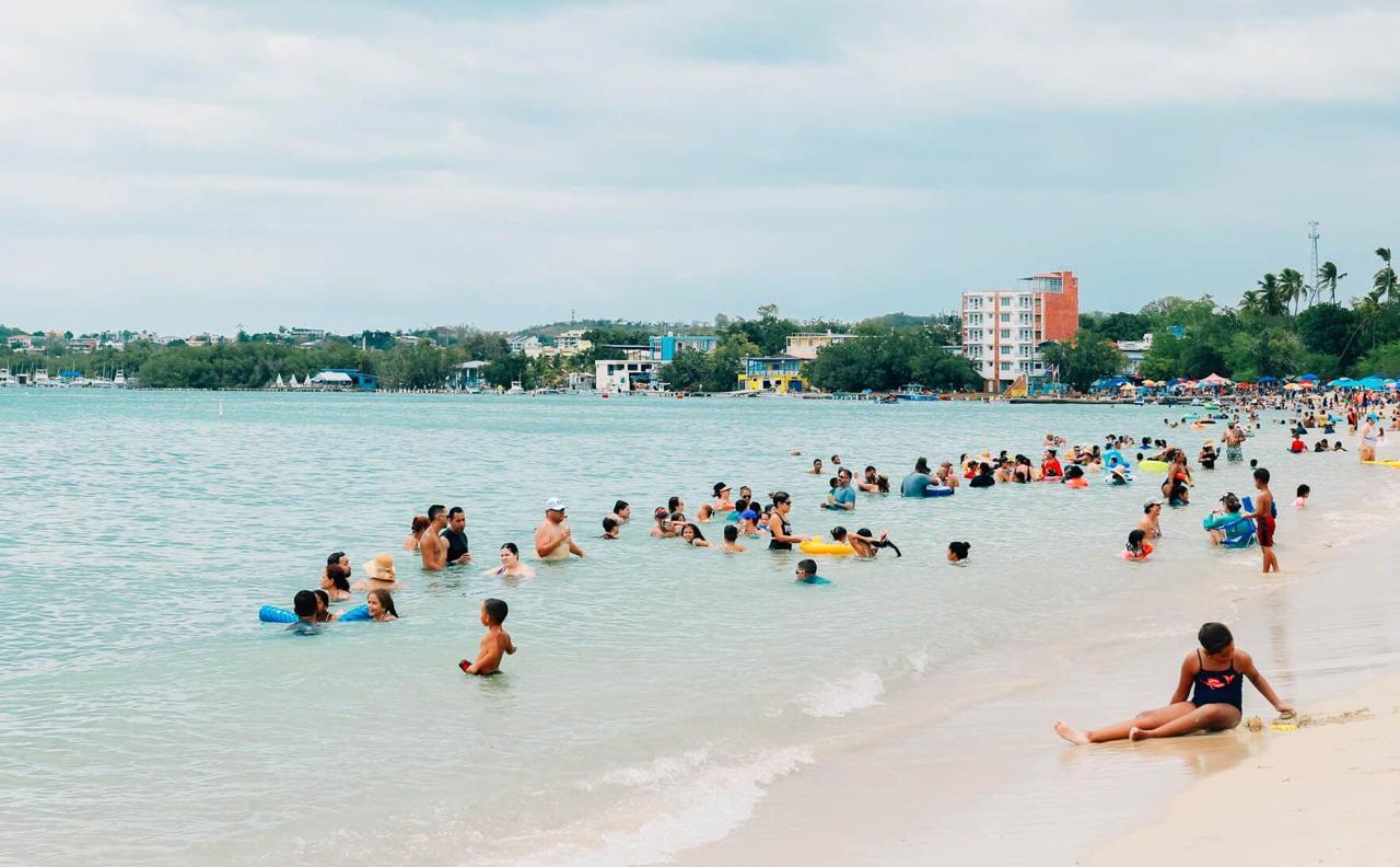 Bañistas en las aguas tranquilas del Balneario de Boquerón