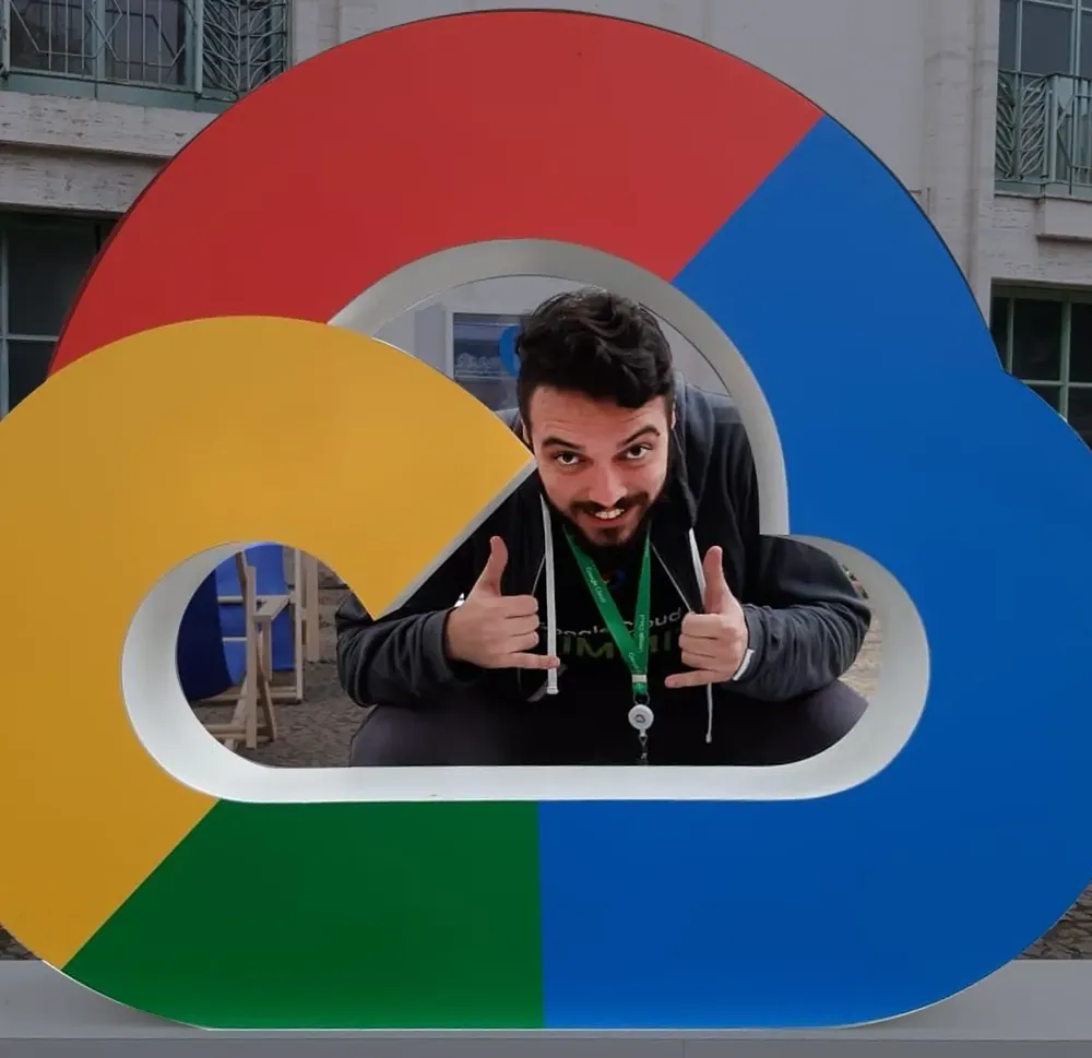 Integrante da Radhark no logo do Google Cloud