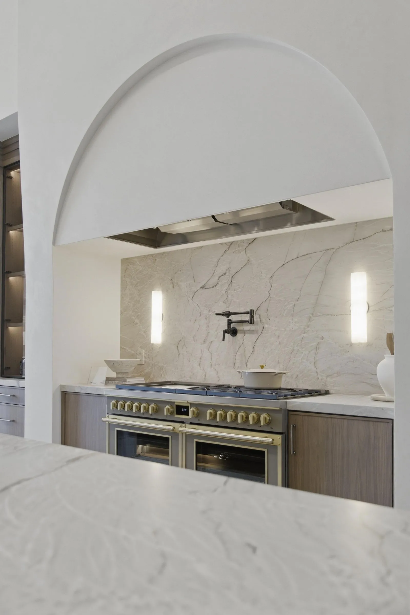 Kitchen range under an arched plaster hood