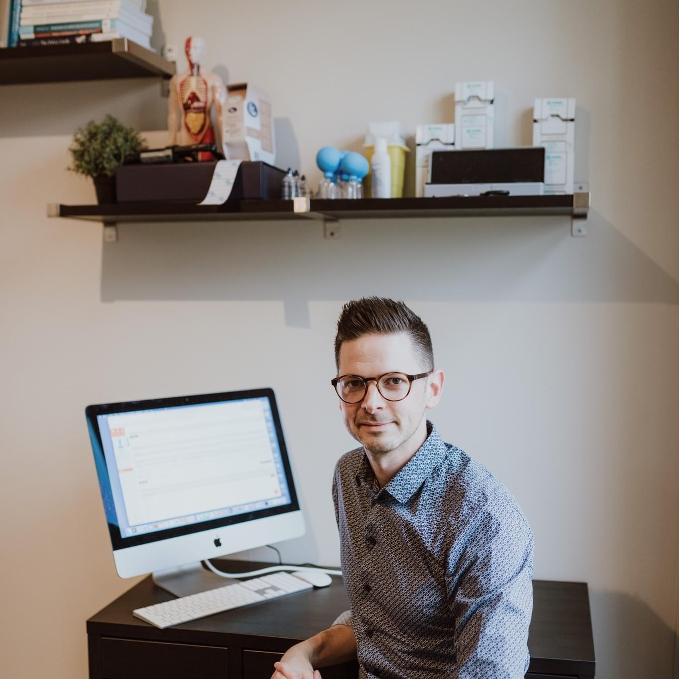 Osteopaat Michiel Luyten in zijn praktijk in Balen