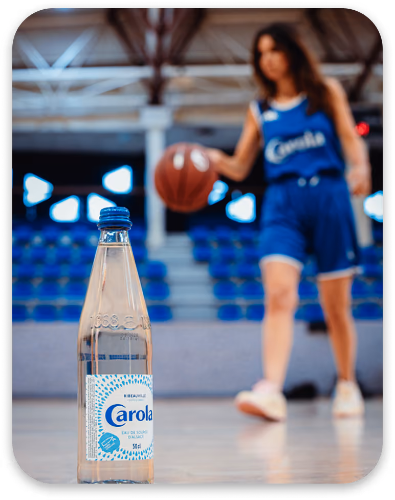 Joueuse au dribble dans un gymnase
