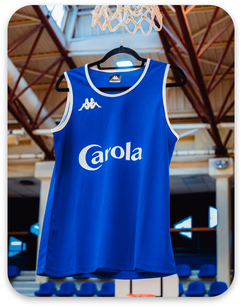 Maillot Carola suspendu dans les vestiaires