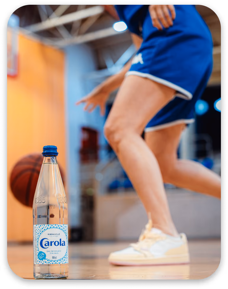 Bouteille Carola posée sur le parquet