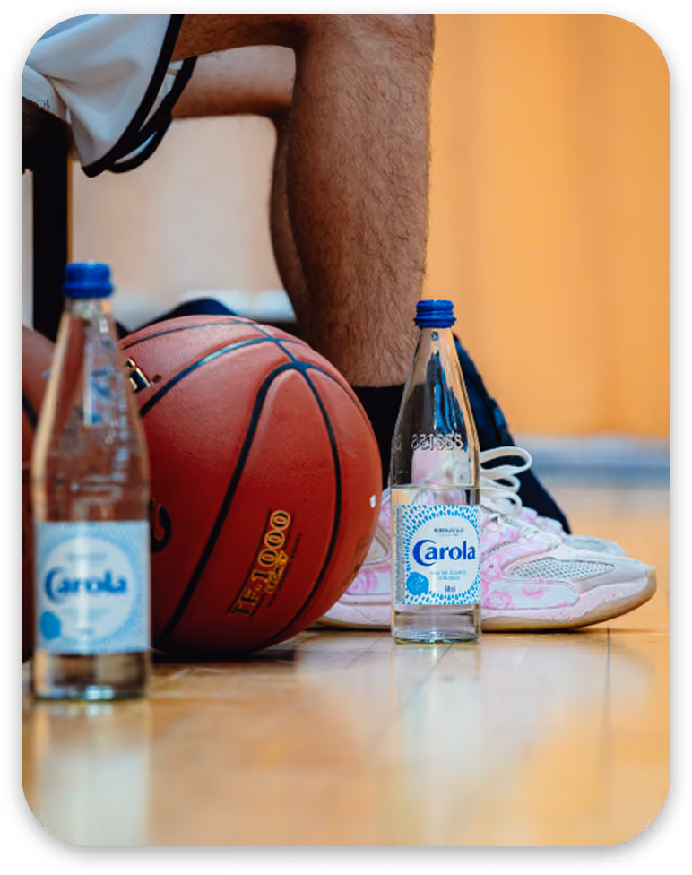 Bouteille Carola et ballon au bord du terrain