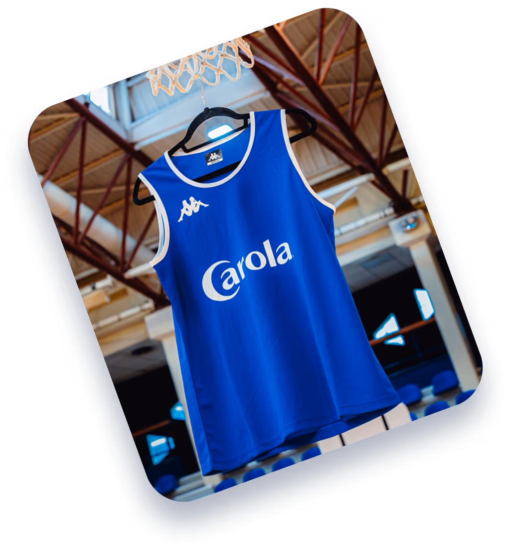 Maillot de basket Kappa floqué Carola suspendu dans un gymnase