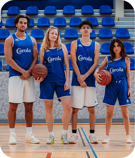 Équipe de basketteurs et basketteuses en tenue Carola dans un gymnase