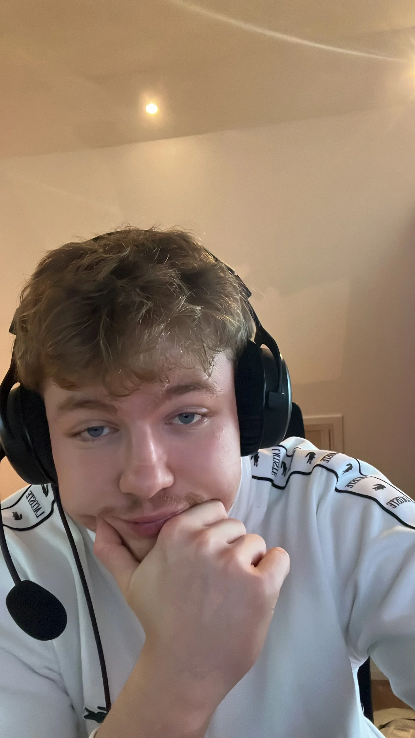 Nils mit Headset in der Cold Calling Zeit