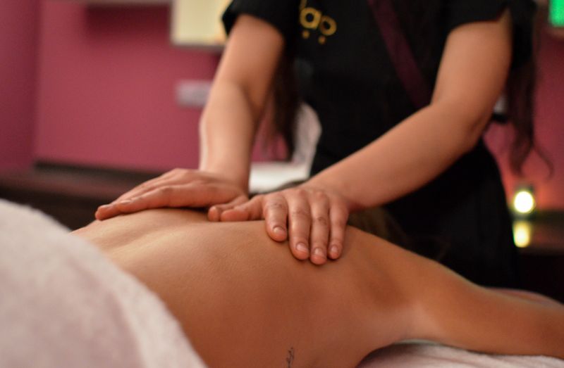 Une thérapeute DAO réalise un massage du dos à DAO Liège