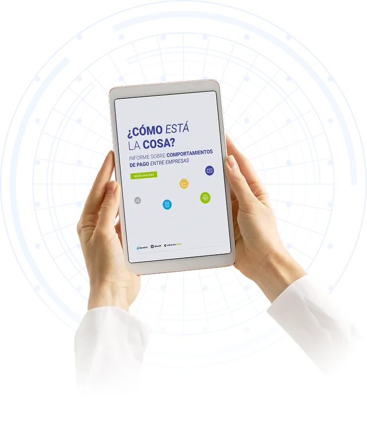 Manos sosteniendo una tablet con la portada del informe Cómo está la cosa