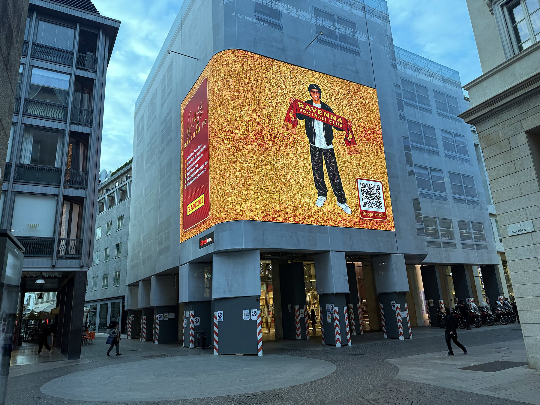 Ledwall curvo d'angolo che avvolge un edificio in centro a Milano