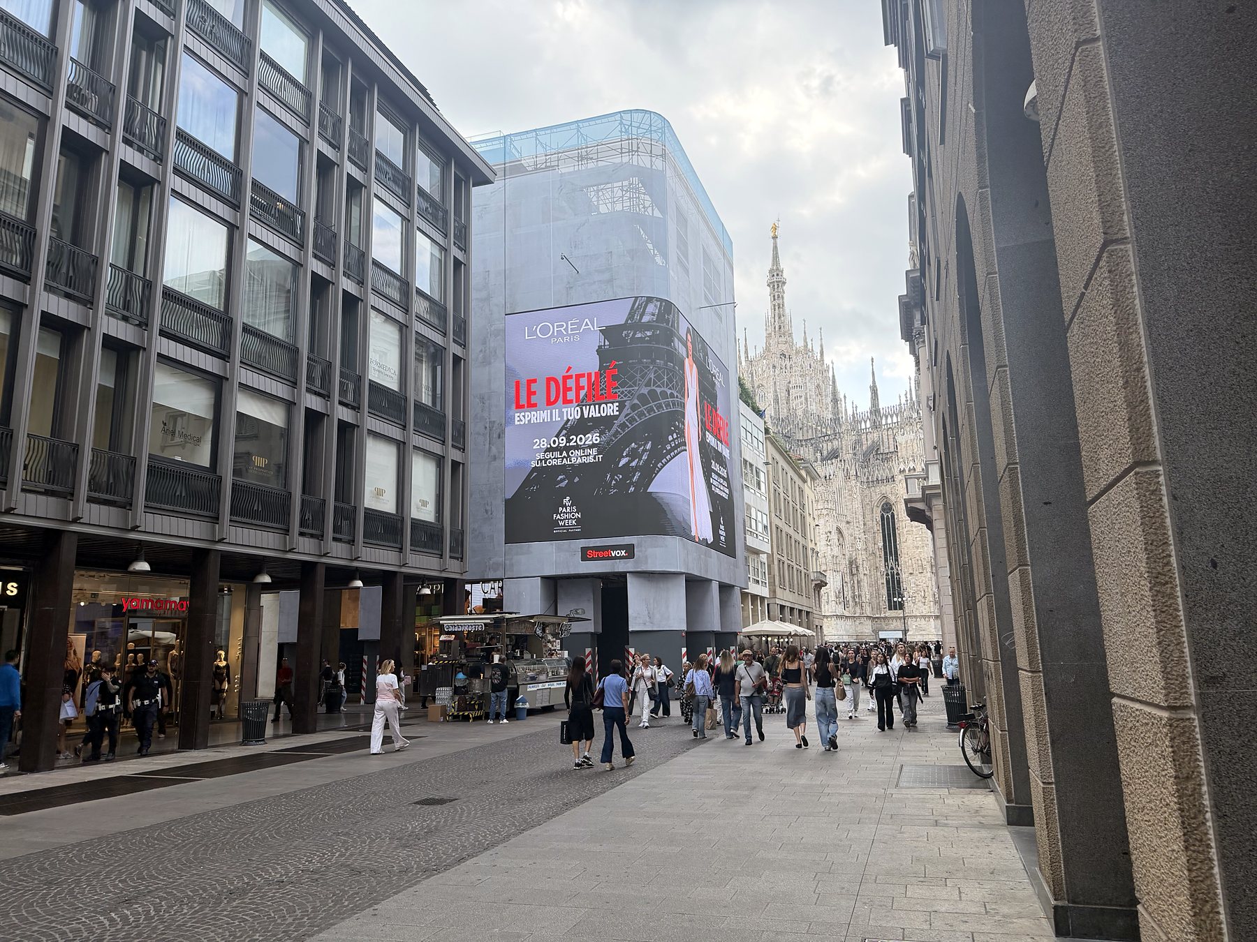 Ledwall StreetVOX in via Pattari con il Duomo sullo sfondo