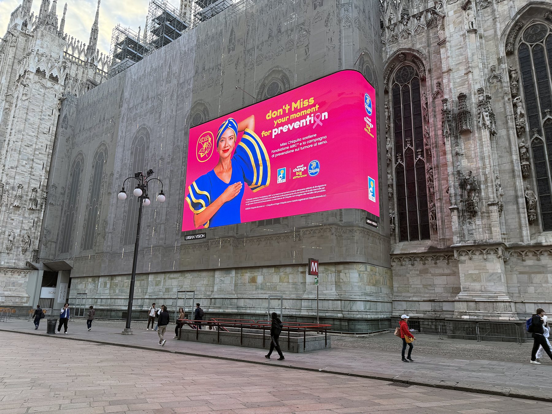 Ledwall curvo Urban Vision sul ponteggio del Duomo di Milano